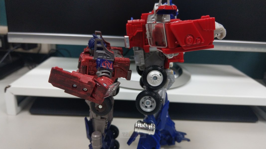 Bumblebee The Movie BB 02 Legendary Optimus Prime   In Hand Images Of TakaraTomy Exclusive Release  (17 of 40)